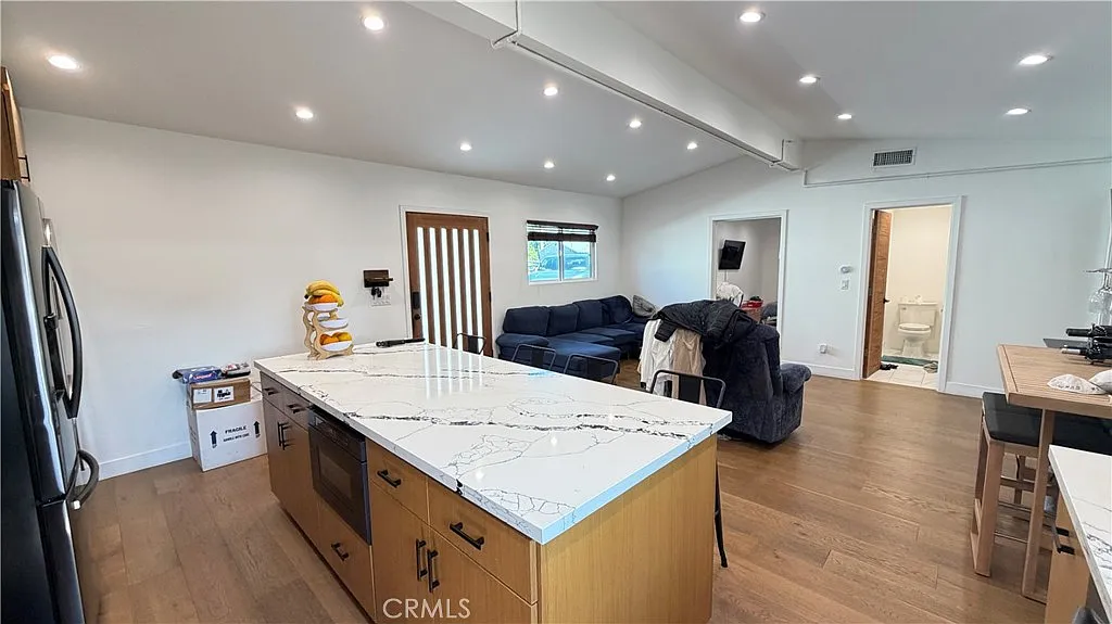 2 bed, 1000 sqft, $3,800 — Photo 4
