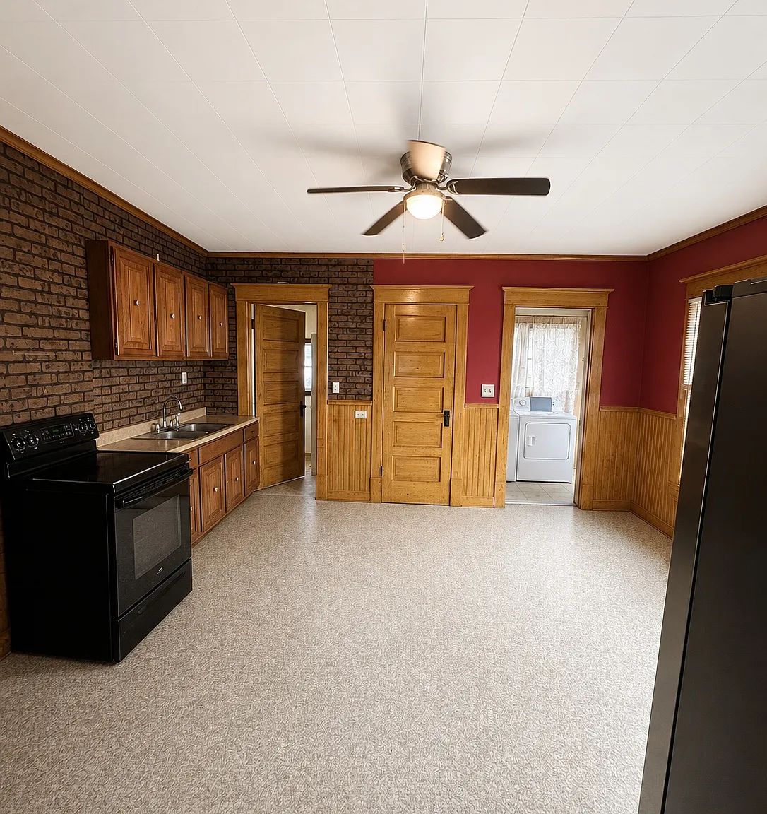 6 bed, 2900 sqft, $2,400 — Photo 2