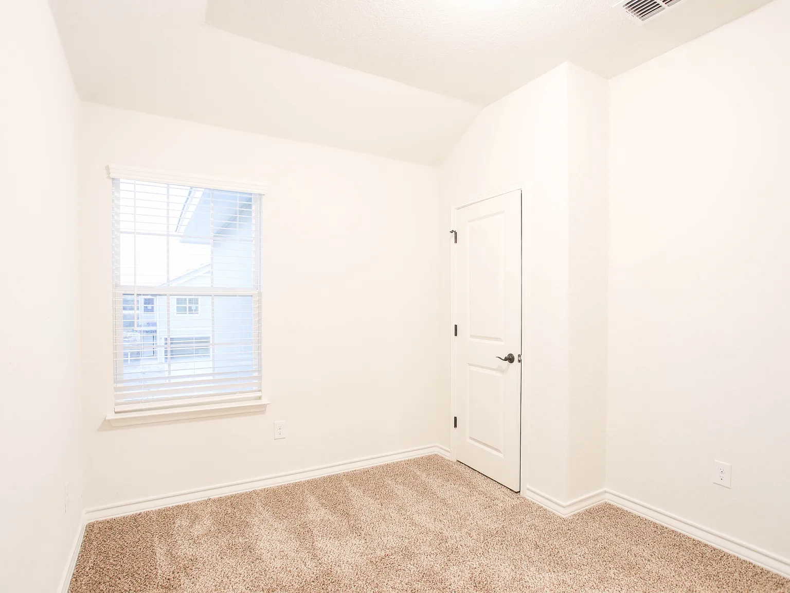 13838 Enzo Gate - 102 — Photo 2