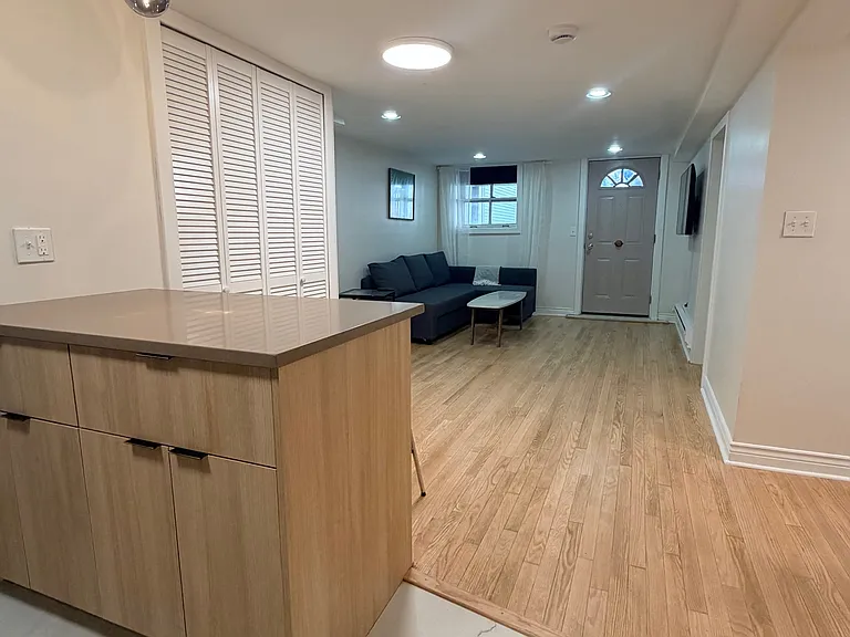 1624 N Oakley Ave — Photo 8