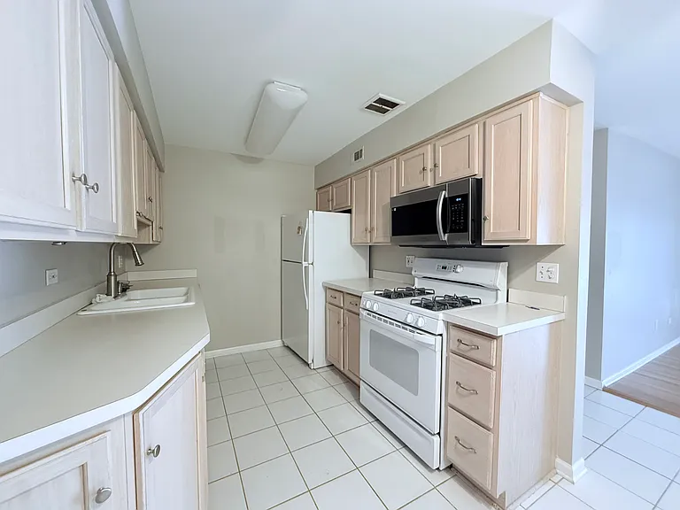 1611 N Windsor Dr — Photo 10