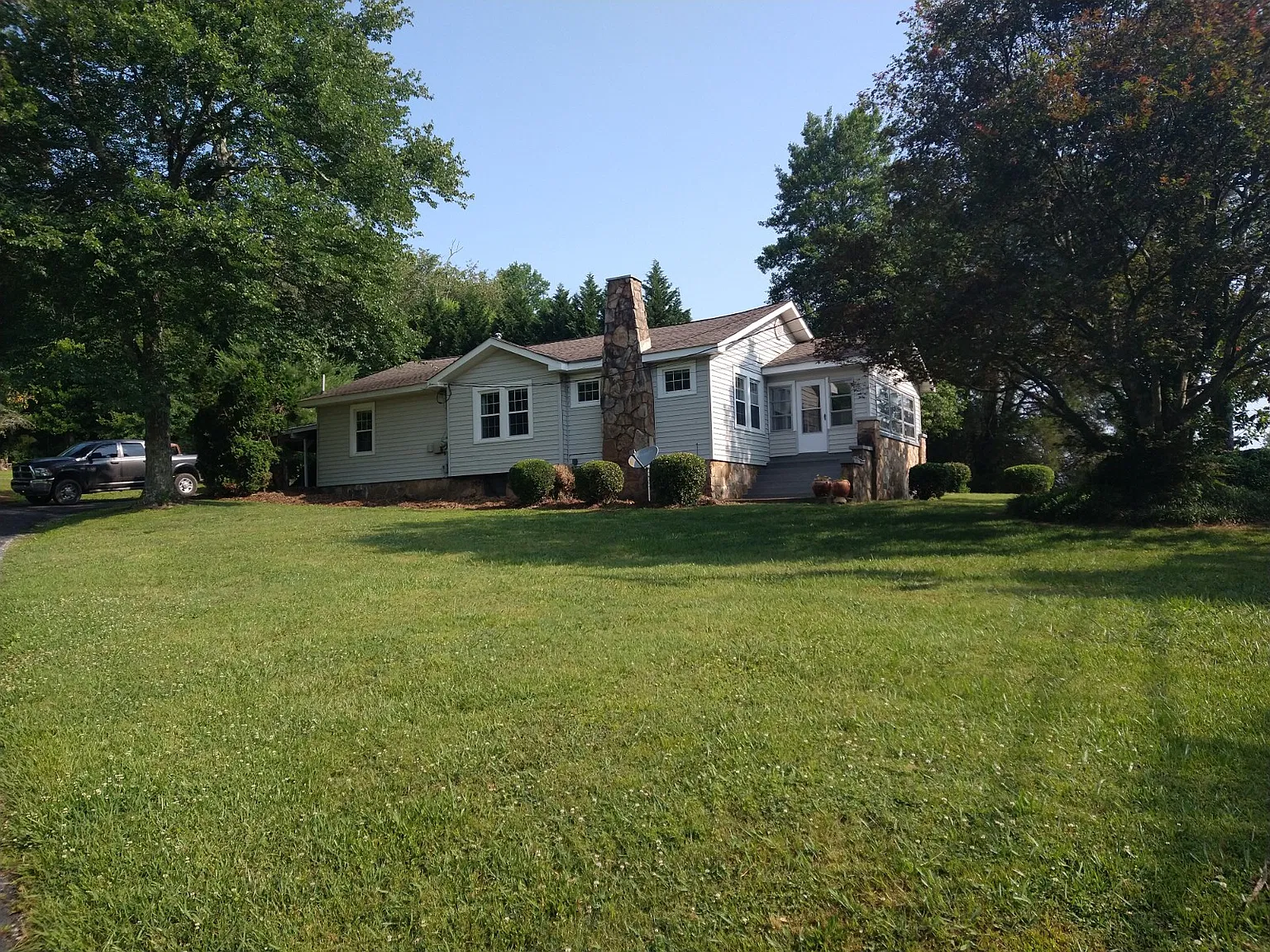 3 bed, 1900 sqft, $1,800 — Photo 2