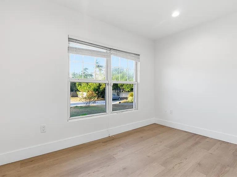 327 Sunny Ln — Photo 14