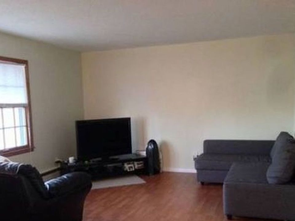 1st image of 1000 50th Ave NE #1000