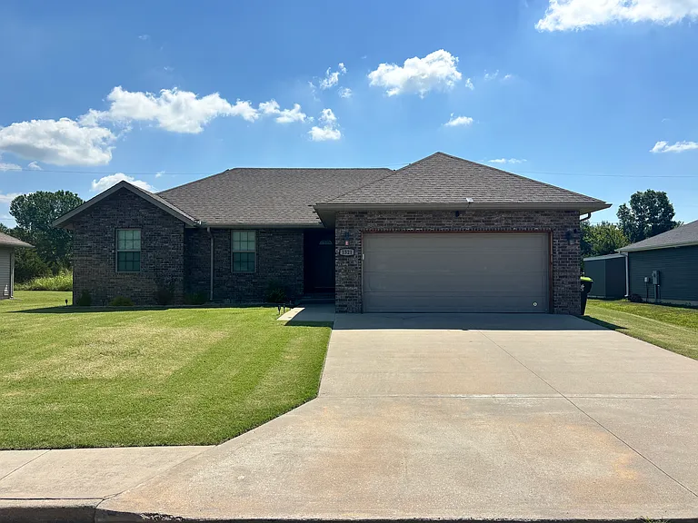 1521 Brewster Ln — Photo 1