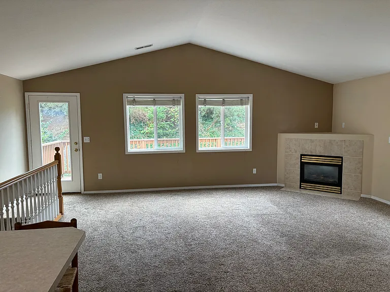 105 NW 49th Cir — Photo 3
