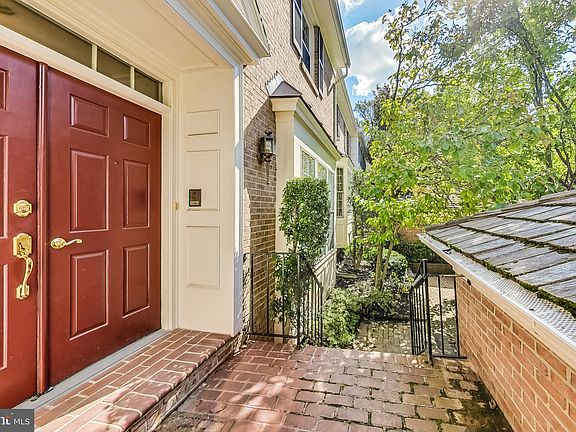 4th image of 21 Maplewood Park Ct