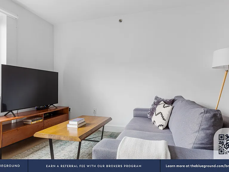 311 W 50th St #6D — Photo 4