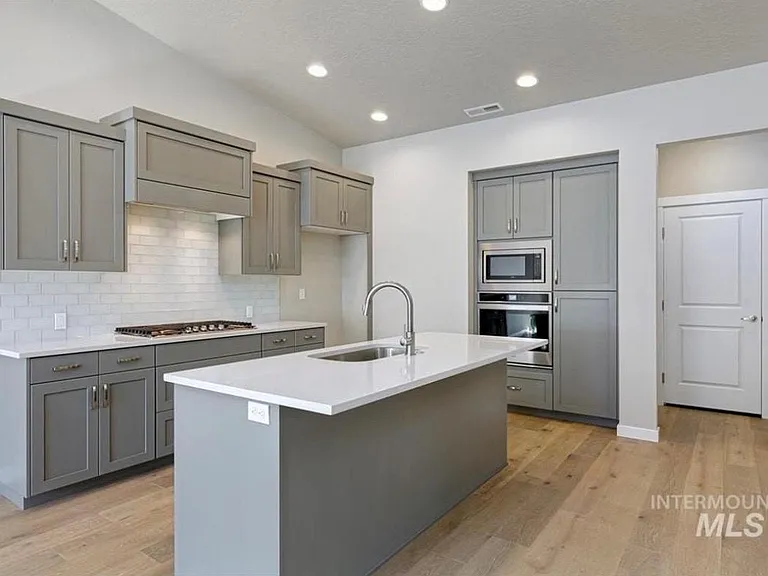 2255 E Mendota Dr — Photo 6
