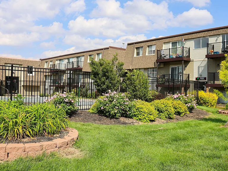 Cottonwood Apartments — Photo 9