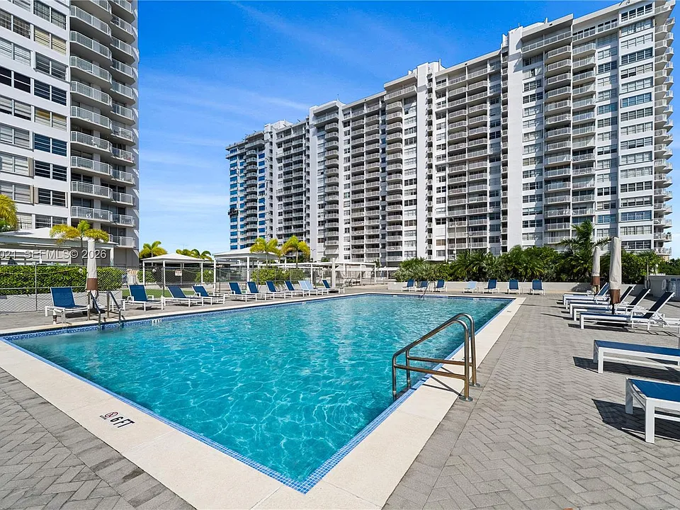 18011 Biscayne Blvd #902