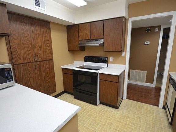 5th image of 216 University Pkwy APT 8W
