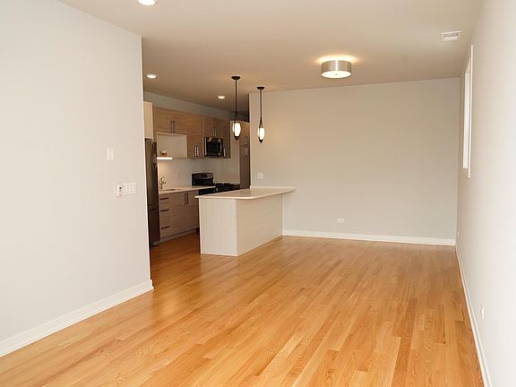 4th image of 6138 S University Ave #2WW