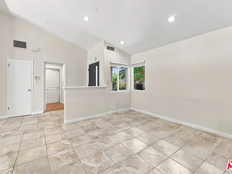 15920 Gledhill St — Photo 18