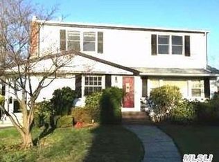 26 Andover Ln, Hicksville, NY