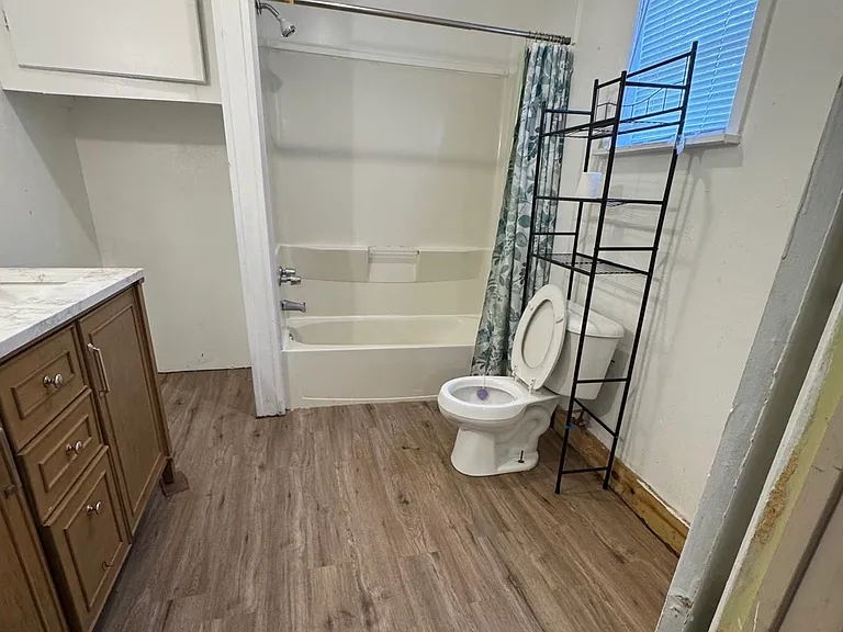 403 E Elk St — Photo 3