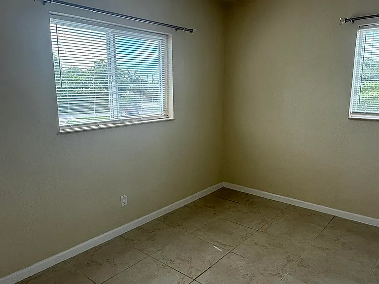 578 NE 20th St #10-E — Photo 9