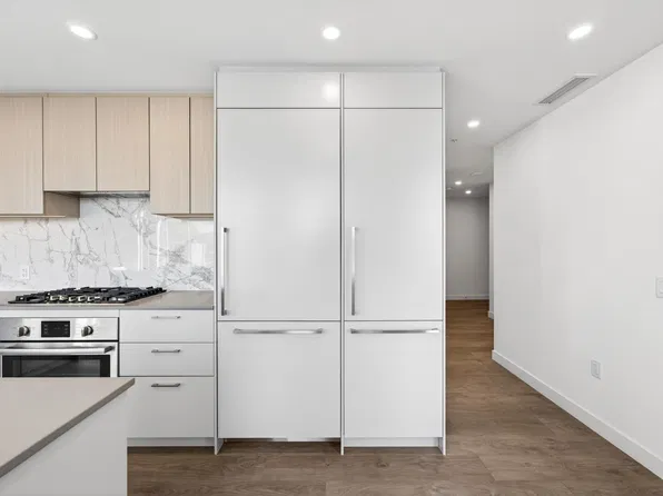 6468 Willingdon Ave #204, Burnaby, BC V5H 2T3