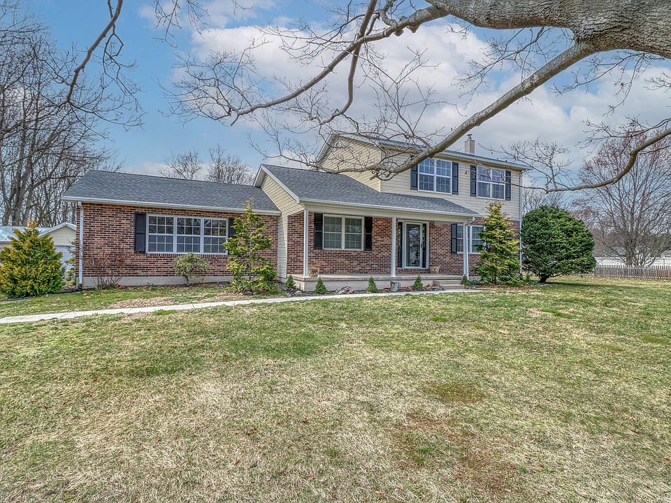 1st image of 414 Boxwood Ln