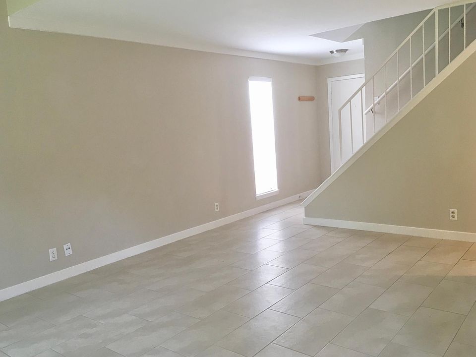 Living Room with Crown Molding