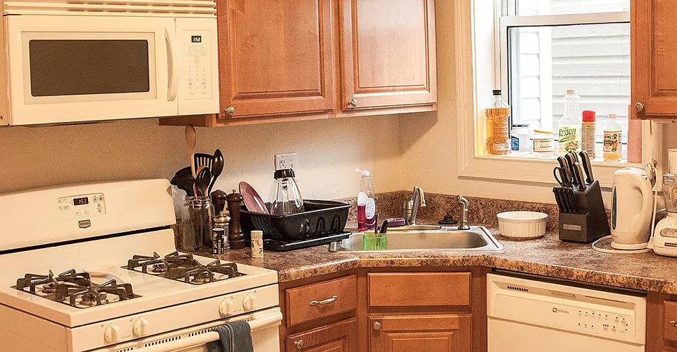 Southside 3 bed / 3 full bathrooms! Central Air - 1st Floor Laundry — Photo 2