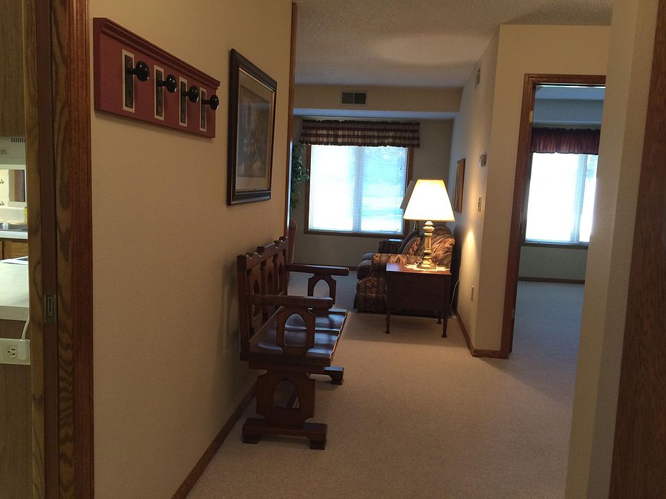Entrance, kitchen to the immediate left, 2nd bedroom/den on 