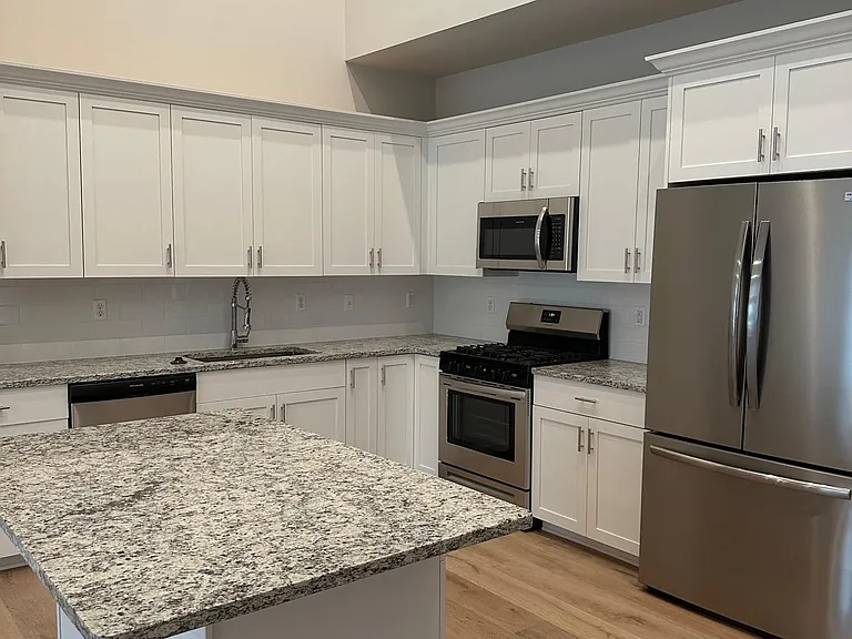 Modern Kitchen with Full Suite of Appliances