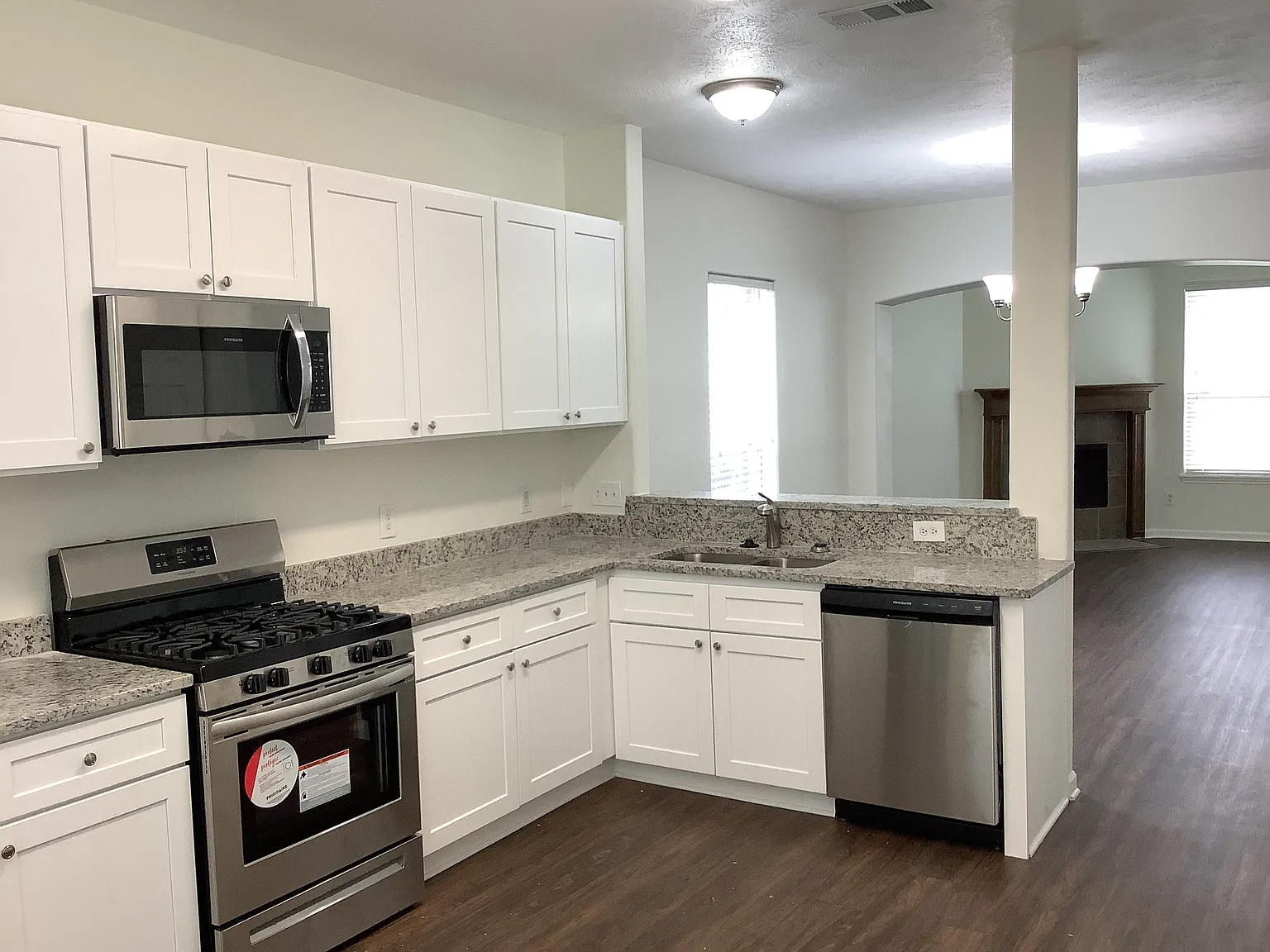 4 bed, 2.5 bath, 2409 sqft, $2,295 — Photo 3