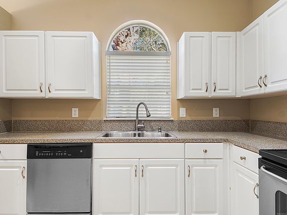 5th image of 70 Park Pl