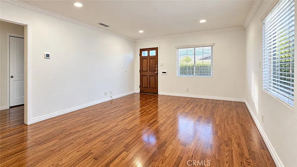 3 bed, 1035 sqft, $3,795 — Photo 3