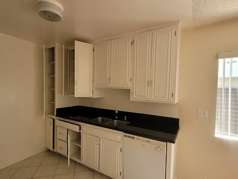 Amherst Apartments — Photo 15
