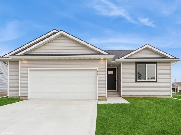 2005 White Oak Ln, Granger, IA 50109