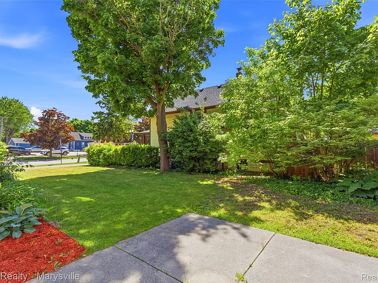 504 Clinton Ave — Photo 36