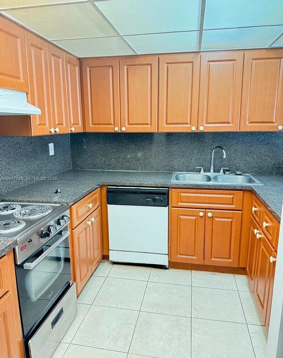 Coral Gate East Condo — Photo 1