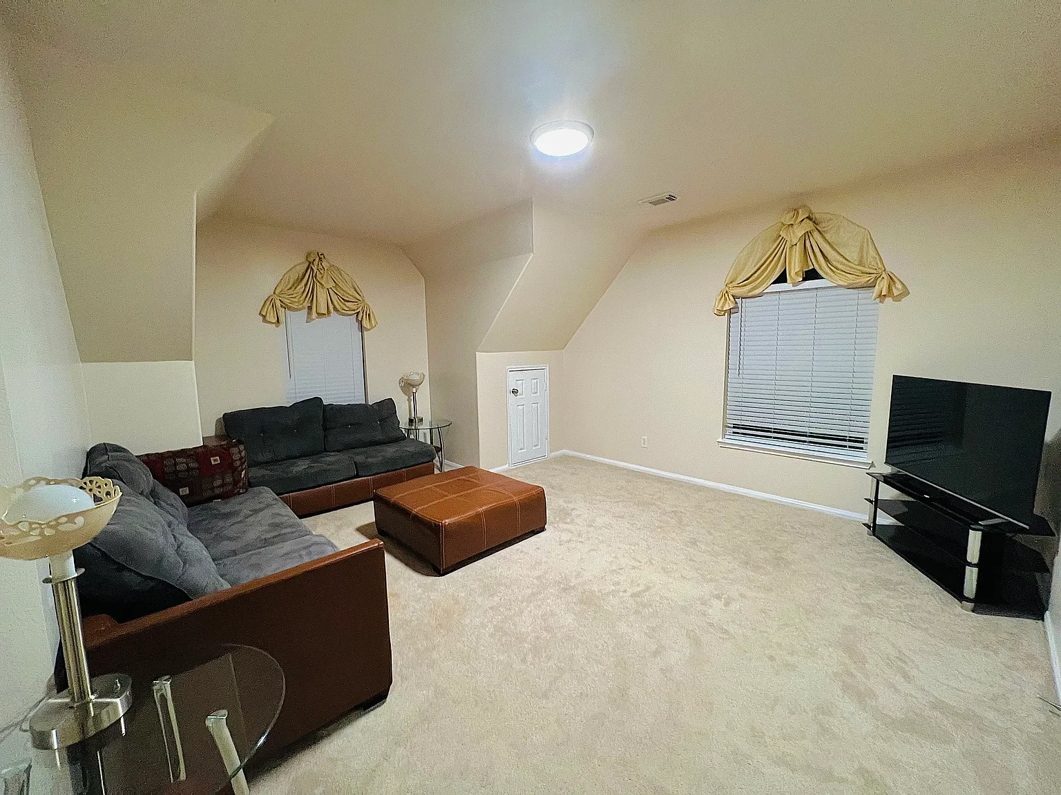 4 bed, 2.5 bath, 2897 sqft, $3,000 — Photo 3