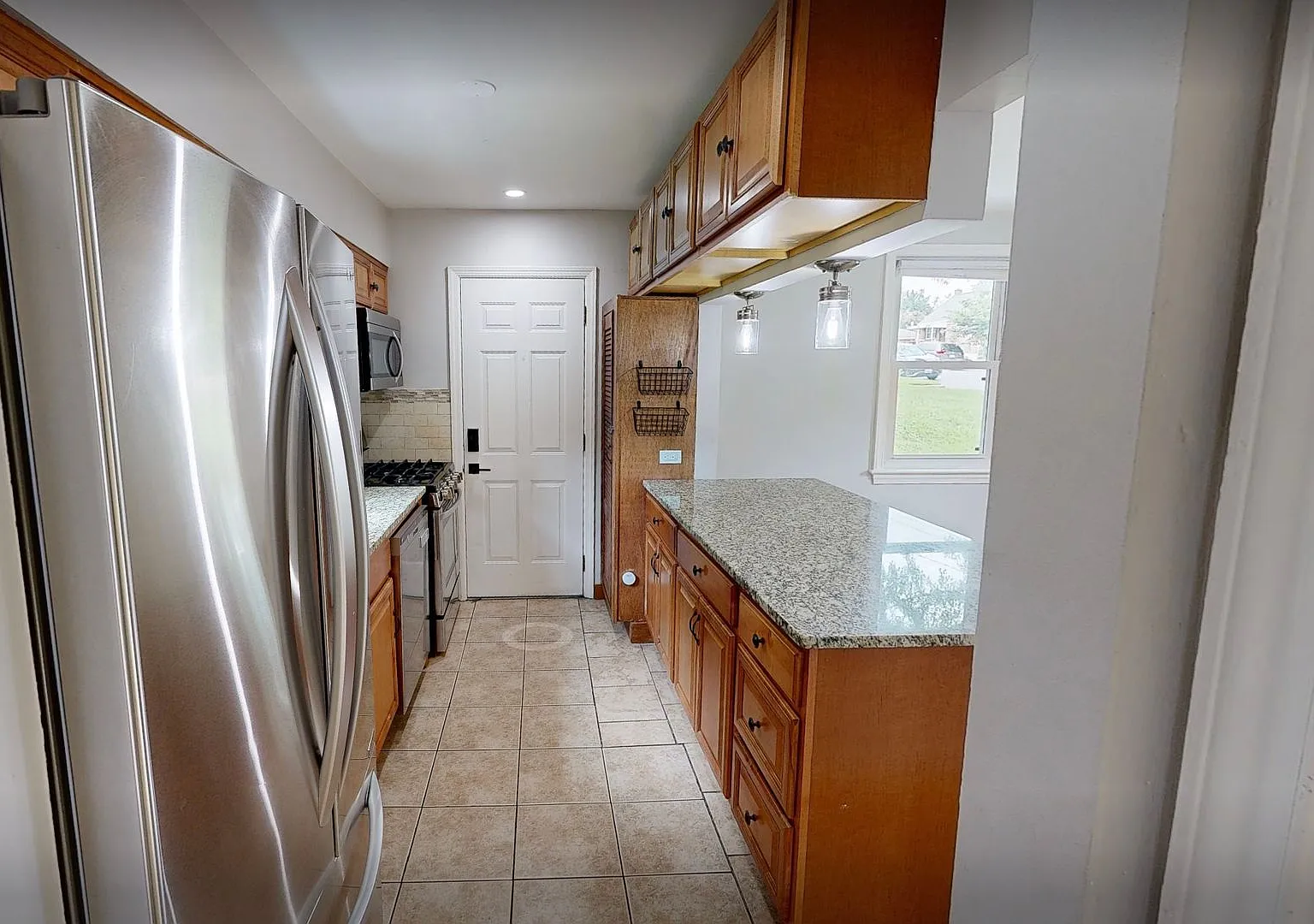 Close In Silver Spring Updated 3 Bed + 2 Ba — Photo 4