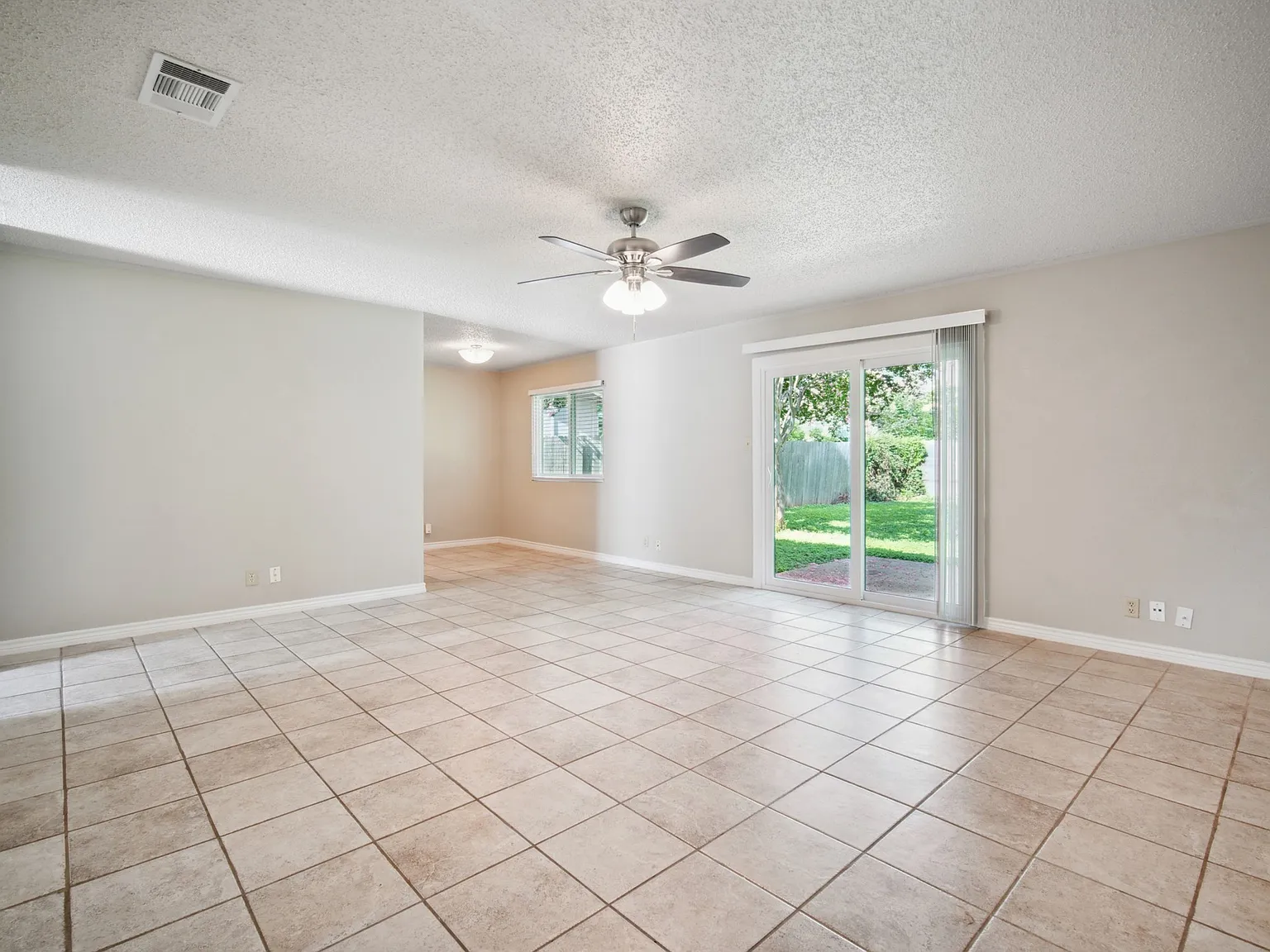 3 bed, 1182 sqft, $1,895 — Photo 3
