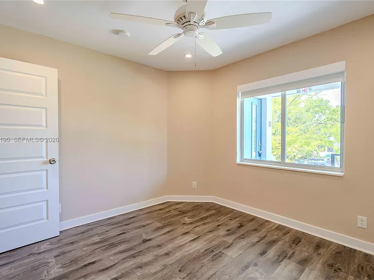 2400 NE 26th St #8 — Photo 11