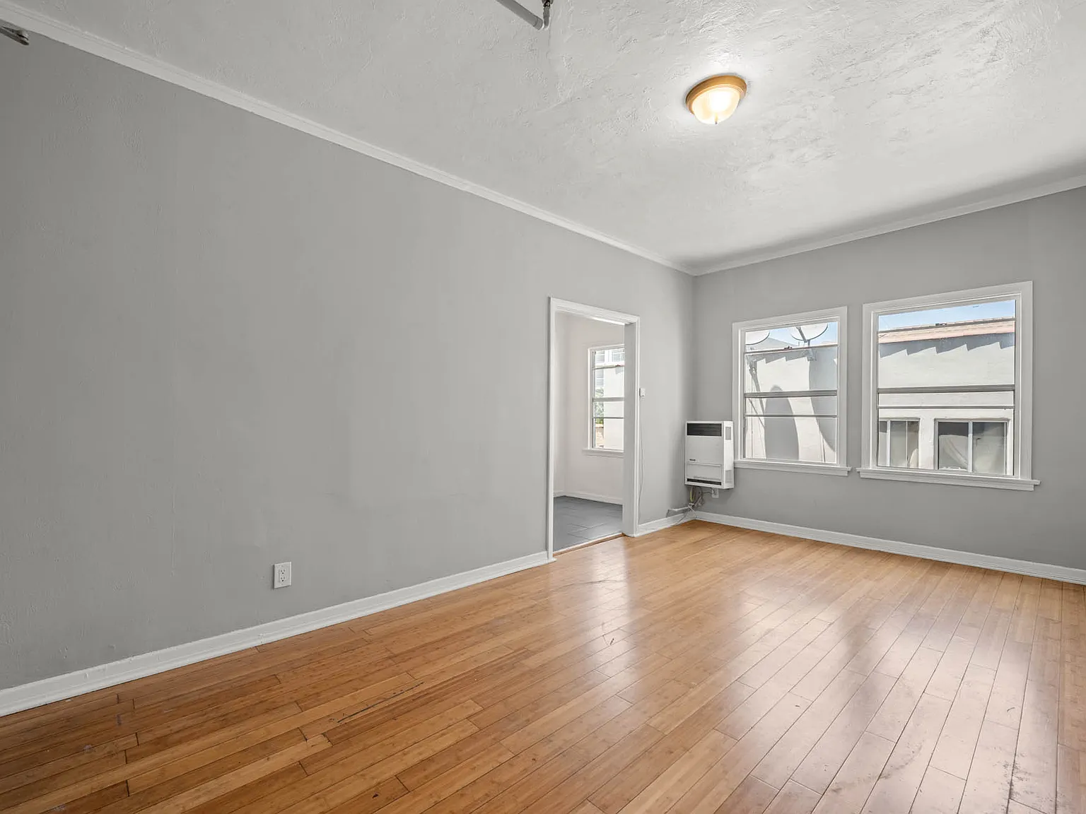 233 S Kenmore Ave — Photo 2