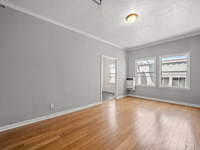233 S Kenmore Ave — Photo 2