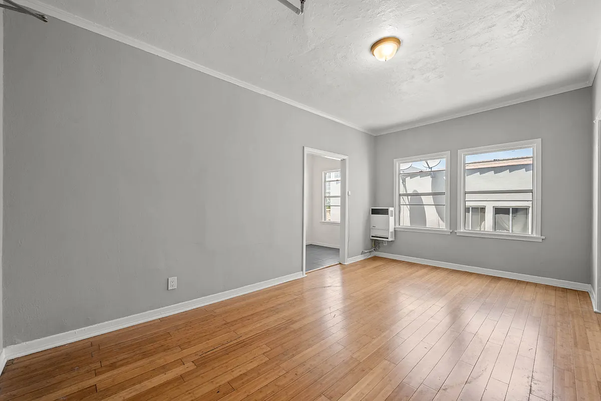 Building Photo - 233 S Kenmore Ave