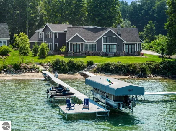 9214 Myrtle Ln, Alden, MI 49612