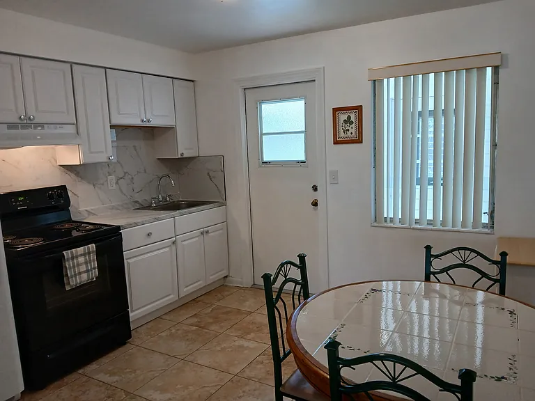 4020 SE 11th Pl — Photo 6