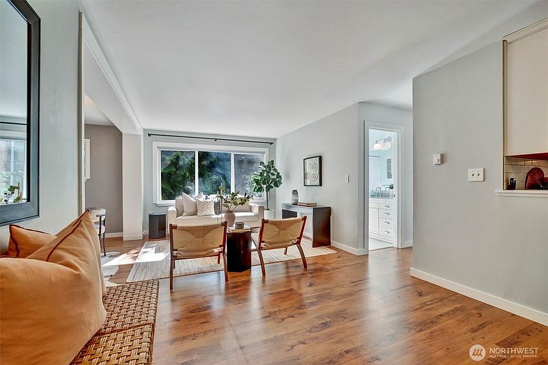 4th image of 2111 E John Street #204