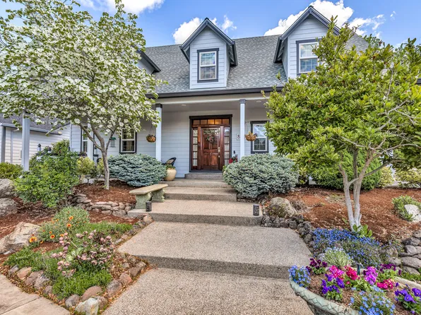 8 Falling Leaf Ln, Eagle Pt, OR 97524