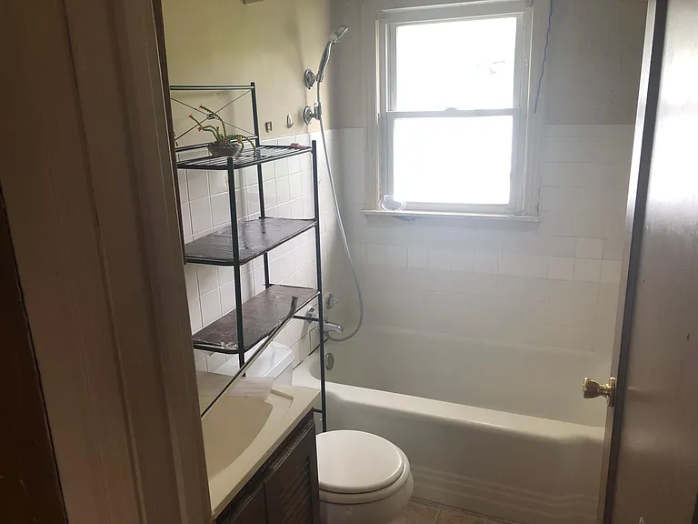 906 E Rose St — Photo 5