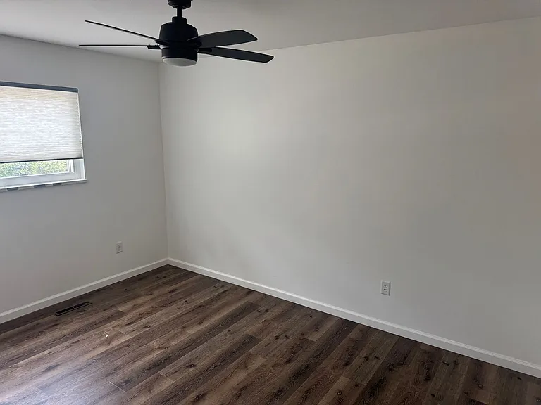 1404 Elm St — Photo 9
