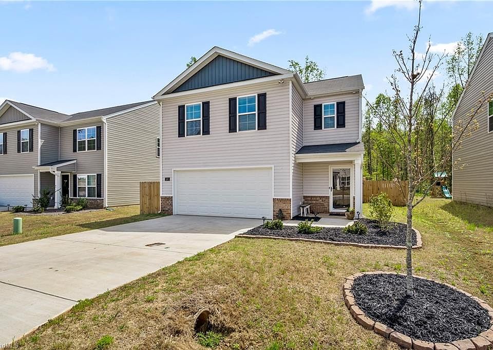 1st image of 166 Carriage Cove Cir