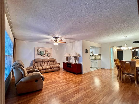 4th image of 208 Greenbrier C
