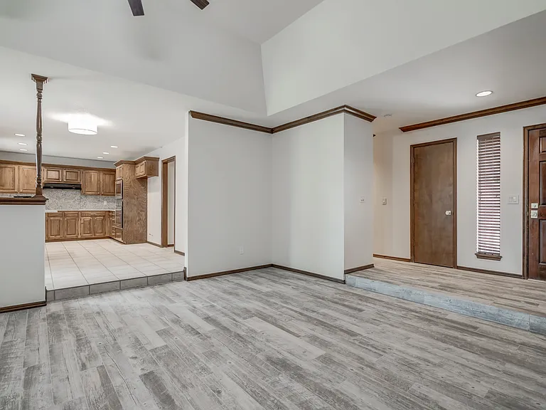 1817 Victoria Dr — Photo 9